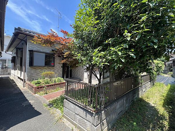 南向きの花壇やお庭があります。