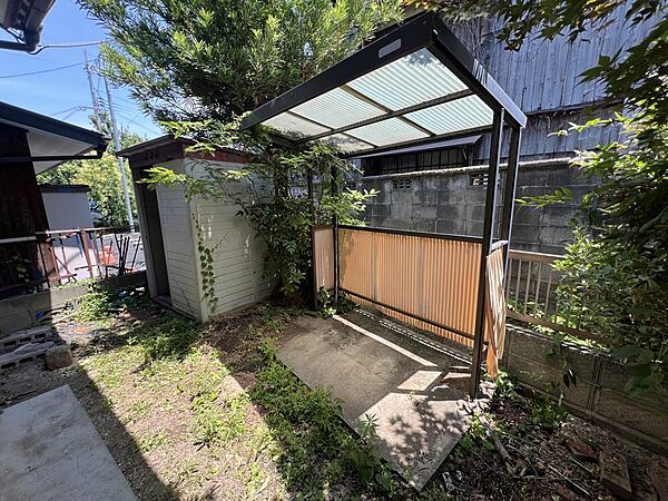 南庭に屋根付きの物干し兼自転車置き場があります。