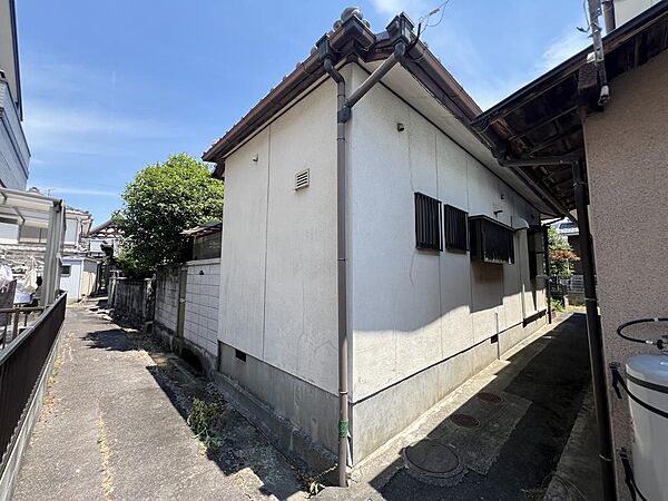 北面も道路です。