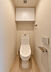 トイレ：トイレには吊戸棚を設置し、すっきりとした空間を作り出します。