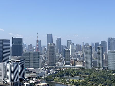 東京タワーと浜離宮恩賜庭園を望む