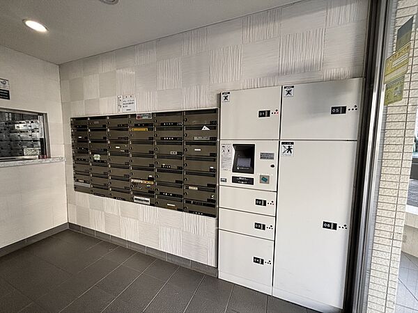 宅配ボックスを備え、荷物の受け取りがスムーズです。
