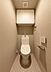 トイレ：トイレには上部収納を設置。ペーパーや掃除用品をすっきり収納でき、空間を広々とお使いいただけます。