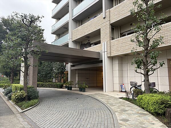 歩車分離された車寄せスペース。
