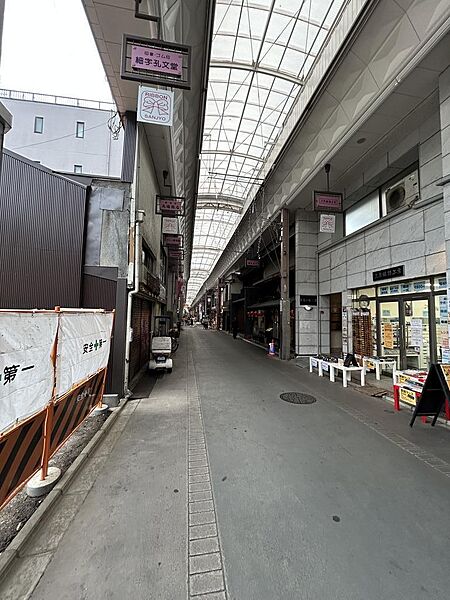 アーケードから西向きに撮影（左側の更地）