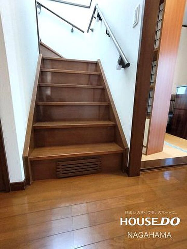 階段下の空調とゆったりとした段差、手すりが便利ですね♪