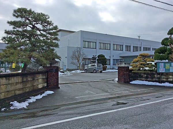 米原市立坂田小学校 750m