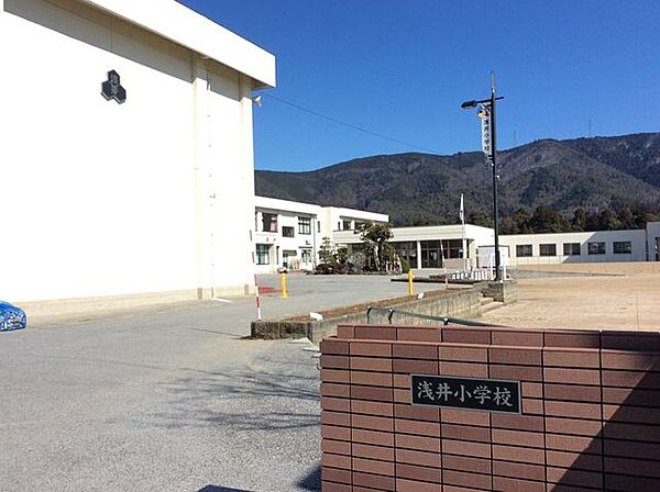 長浜市立浅井小学校　校門 長浜市立浅井小学校 1600m