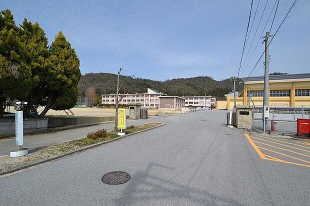 米原市立双葉中学校　校門 米原市立双葉中学校 3000m
