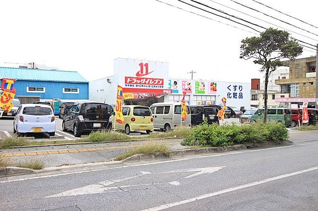 ドラッグイレブン 伊祖店 430m