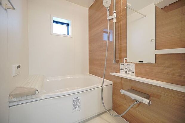 浴室暖房機能付き。予め室内を暖めておくことで、高齢の方にはヒートショックの予防になります！