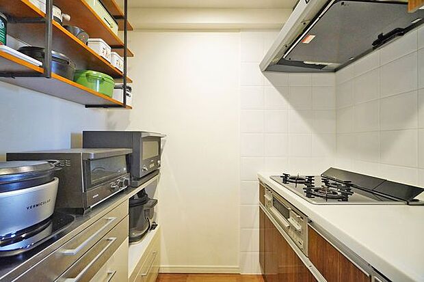収納力の高いキッチンです。食洗機、ディスポーザーが採用され設備は充実しています。