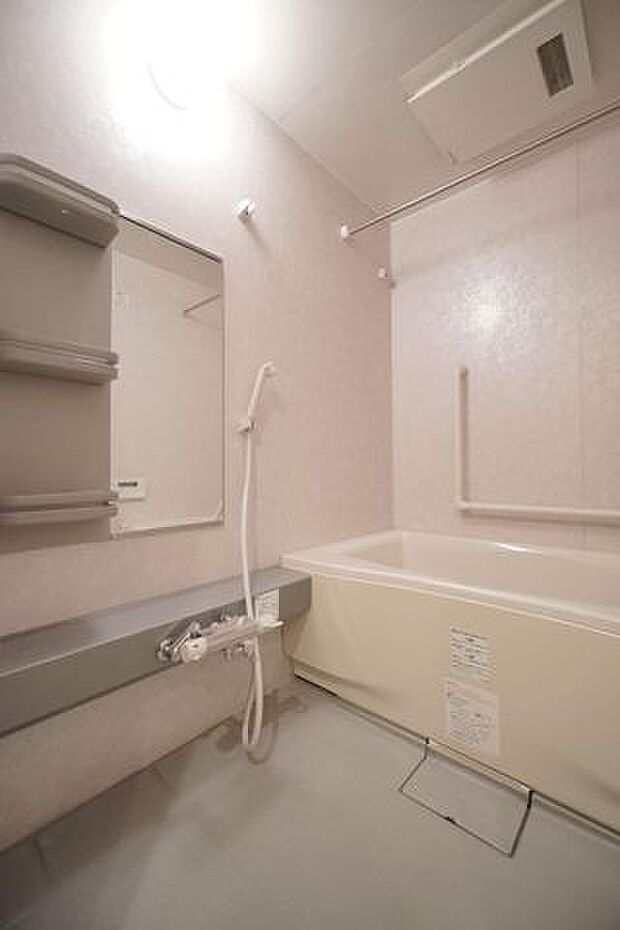 日々の疲れを癒してくれるゆったりサイズのバスルーム。浴室換気乾燥機も付いています。