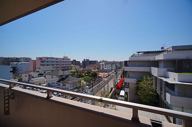 高い建物が見当たらない景色は低層住宅地ならでは！遮るもののない広い空が広がります。