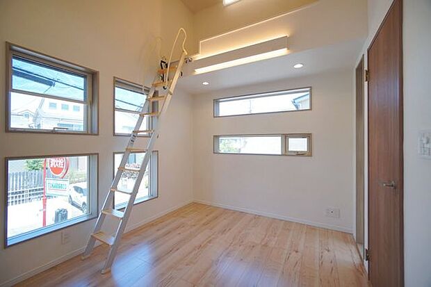 こちらの居室にはロフトがあります。天井が高く開放的！収納力もあり、室内を広く使うことができます。