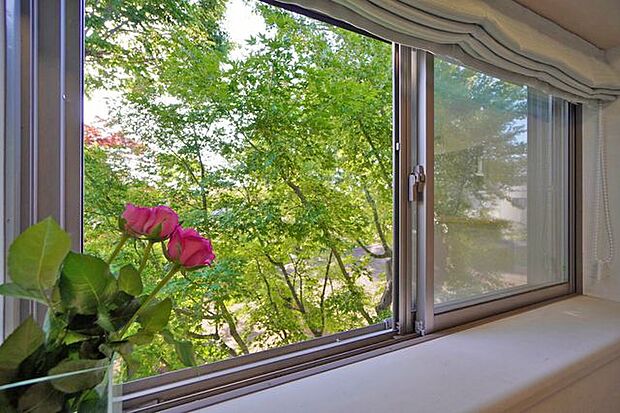 リビング西側の出窓は開けるとまるで別荘地！鮮やかな緑が飛び込んできます。借景の良さのこの物件のポイントのひとつです。日当たりのいい場所なのでお気に入りの植物を並べればイキイキと育ちます。