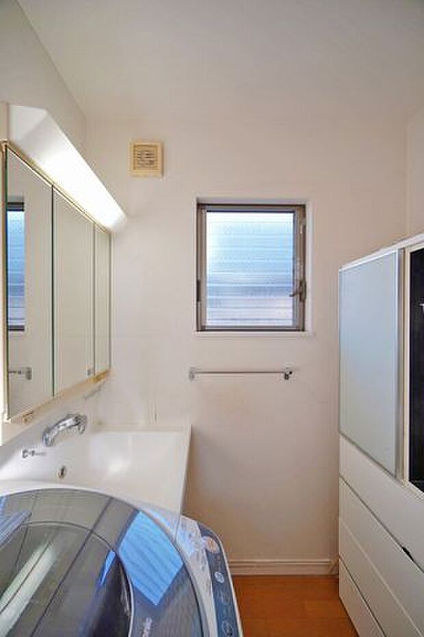 東西両面に窓があり日中は電気を付けなくても明るい洗面所です。一般的な戸建よりも広く設計していて大きな棚を置くスペースがあります。タオルや洗剤などをたっぷりしまっておくことができるので大変便利です。