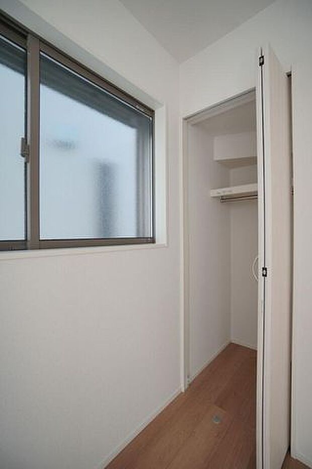 各居室には十分なサイズの収納スペースを確保しています。これで一年中お部屋はスッキリ！