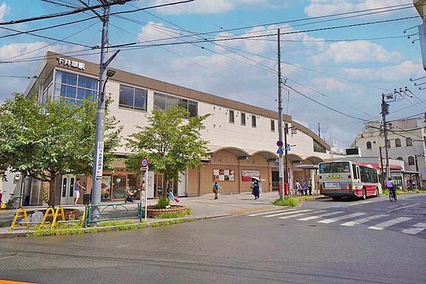 下井草駅(西武 新宿線) 徒歩5分。急行停車駅ではないが、西武新宿駅からは「鷺ノ宮駅」乗り換えでわずか3駅、約15分の距離にある。駅前にはスーパー西友やユニクロ、スポーツクラブもあり便利で暮らしやす…
