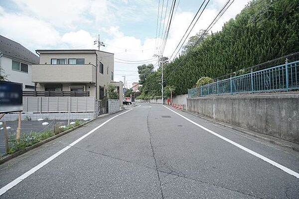 車通りも多くありませんので、車の駐車も楽々です