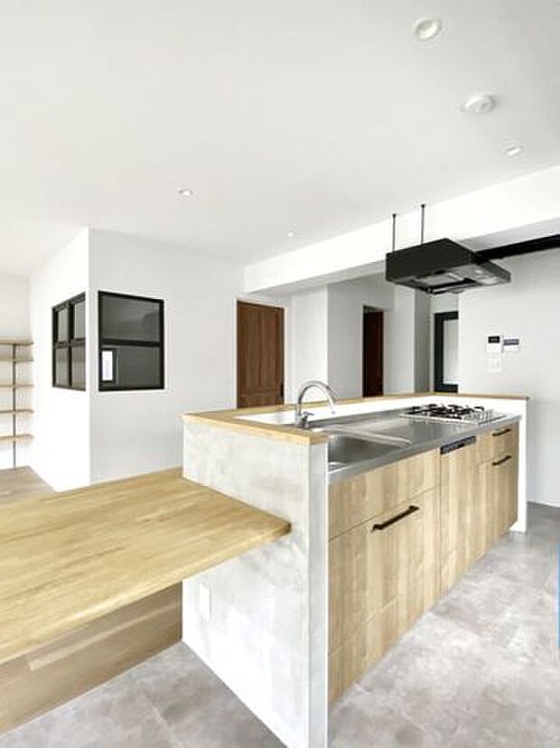 【キッチン】ステンレスの天板とコンロの組み合わせがオーナー様の拘りを感じるキッチンに造作工事で雰囲気の良い家具のようなキッチンに。床材に使用したタイルの素材感も相まって素敵な空間に。2022年2月撮影