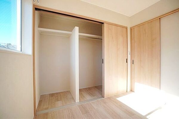 ワイドスパンのクローゼット。ハンガーパイプが付いていますので、丈の長い洋服もきれいに収納できます。
