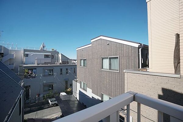 陽あたりの良さに感動です。天気のよい日は大量の洗濯物もすぐに乾きそうですね。