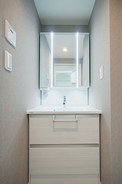 白物家電と相性の良い清潔感のある洗面台。毎日使う場所だからシンプルで使いやすいのが理想的ですね。