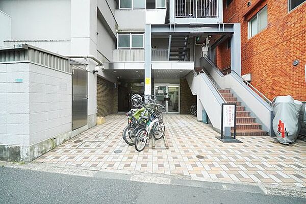 エントランス：駐輪スペースの空き状況はお問い合わせ下さい