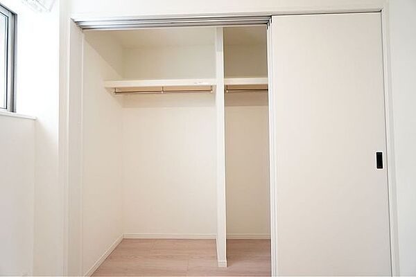 各居室には十分なサイズの収納スペースを確保しています。これで一年中お部屋はスッキリ！