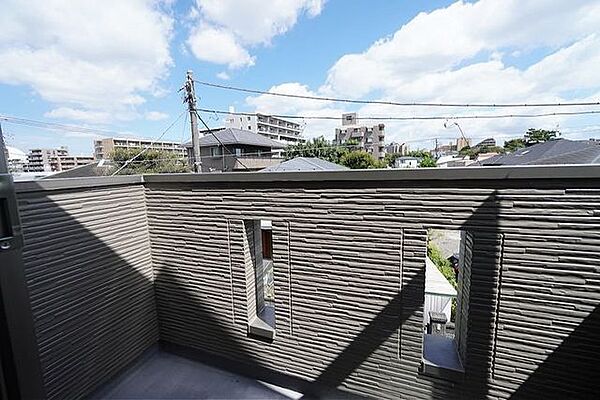 2階と3階にバルコニーがあるので、洗濯物と一緒にお布団も干せますね。