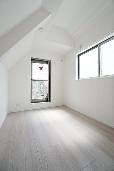 2面採光で陽当りのよいお部屋です。自然の光で爽やかに目覚める新しい生活が待っています。