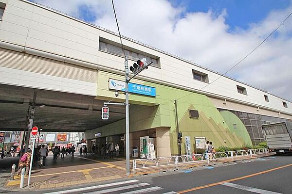 千歳船橋駅(小田急 小田原線) 徒歩25分。南北どちらにも商店街が広がっていて楽しく過ごせる千歳船橋駅。もちろん大きなスーパーもありますので、日々のお買い物は非常に便利。駅北側の希望が丘公園は地域住…