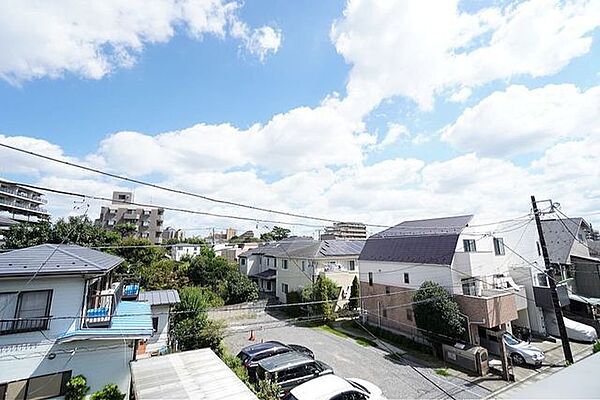 低層の住宅が多いエリアですので、窓からの景色もスッキリと開放的ですね。