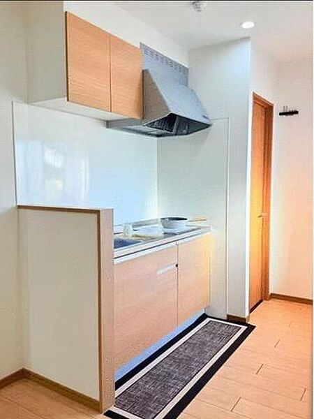 コンパクトですが必要な設備がそろったシステムキッチン。シンプルで使い勝手が良さそうです。