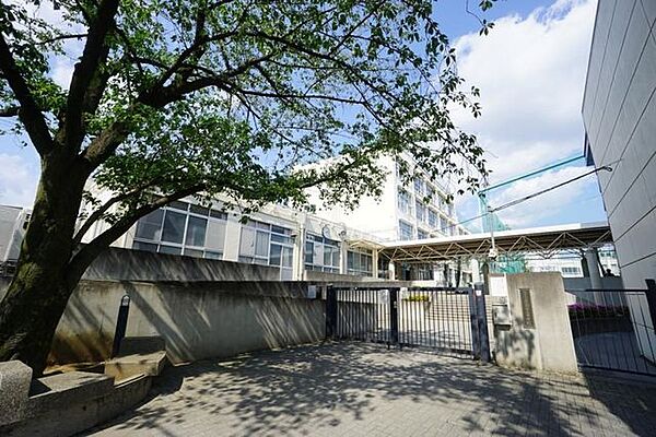 新宿区立落合第二中学校 徒歩7分。 550m