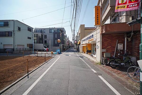 物件周辺は規則正しく整備された街並みです。道幅も広く、お子さんと一緒に安心して歩ける住環境です。