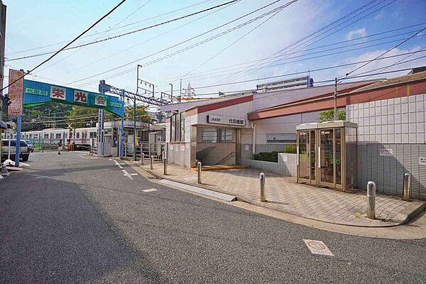 代田橋駅(京王線) 徒歩10分。すぐ近くにある杉並和泉明店街は沖縄をテーマにした珍しい商店街で、東京にいながら小さな沖縄を感じることができます。都心近くでありながら落ち着いた雰囲気があり、京王線の穴…