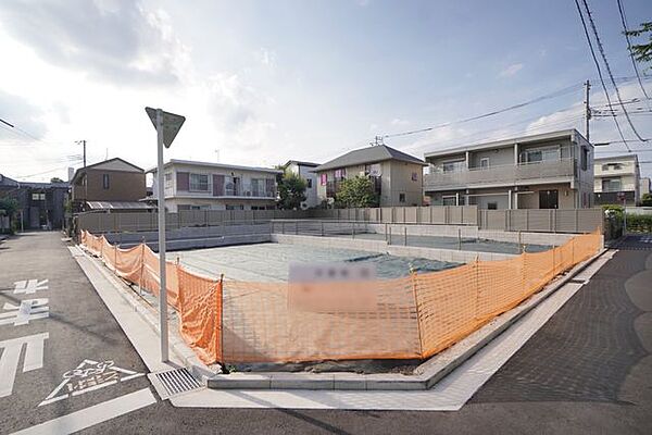 現地は建蔽率40％・容積率80％の低層住居エリア。建物の間隔にゆとりがあり、開放感のある住環境です。