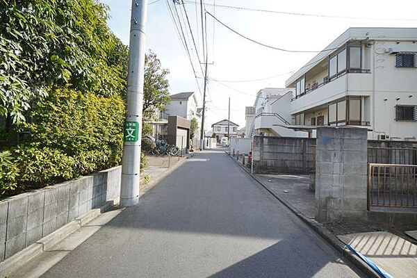 周辺は第一種低層住居専用地域に指定された閑静な住宅街 。車通りも落ち着いた穏やかな住環境が広がっています 。