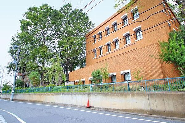 立教女学院短期大学図書館 徒歩14分。 1110m