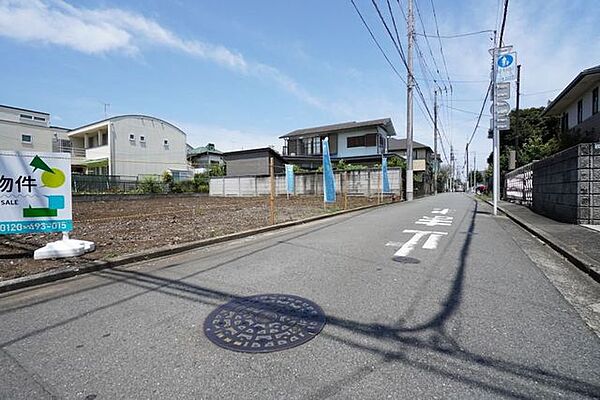間口が広い理想的な土地形状です。現況更地ですので早めのお引渡しにも対応可能です。