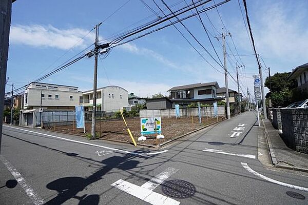 南道路に面した陽あたりの良い理想的な土地です。
