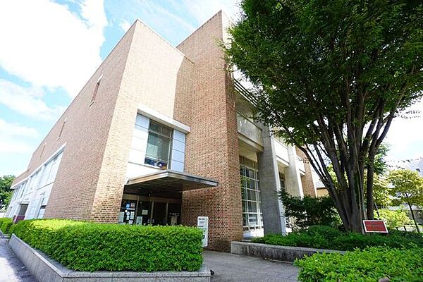 武蔵野市立中央図書館 徒歩3分。 240m