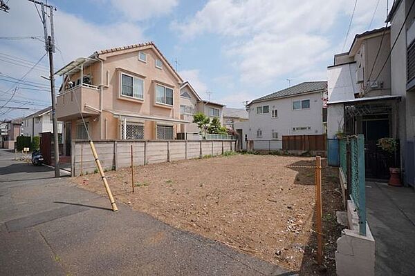 周辺は第一種低層住居専用地域。住環境に配慮され、生活のしやすさに重点をおいた閑静な住宅地です。