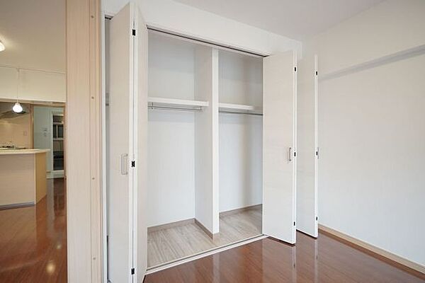 各居室には十分なサイズの収納スペースを確保しています。これで一年中お部屋はスッキリ！
