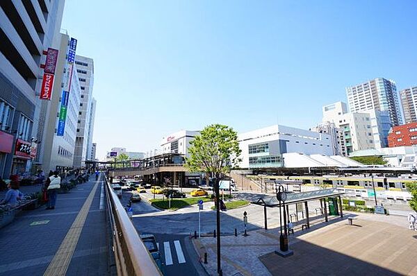 三鷹駅(JR 中央本線) 徒歩13分。中央線快速電車が特別快速や特急と接続する主要駅。総武線各駅停車と東京メトロ東西線の始発駅でもある。買物施設が多く、また多方面へのバス便があり、夜遅くまで人通りが…