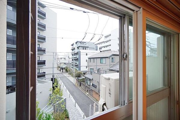 陽あたりの良さに感動です。天気のよい日は大量の洗濯物もすぐに乾きそうですね。