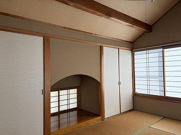 和室です。気ままに寝ころんだり、書斎や客間等々、使い方は無限大。あると心が落ち着きますね。