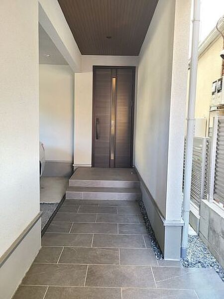 玄関は十分なスペースを確保したゆとりのある広さです。